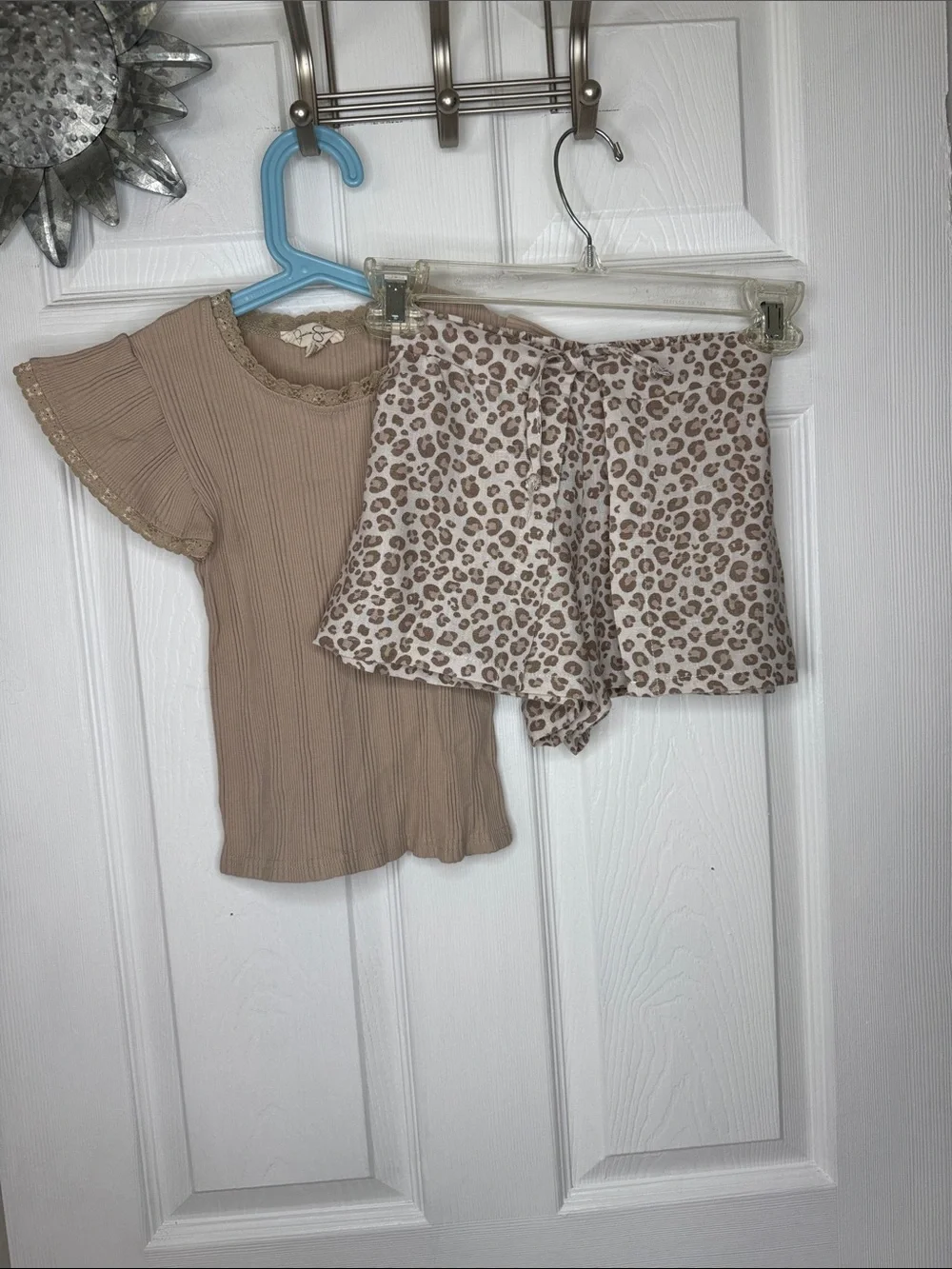Jessica Simpson Beige Ruffle Sleeve Ribbed Top Leopard Print Skort Set Sz S (7)